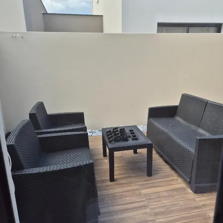 Avec Terrasse Apartment